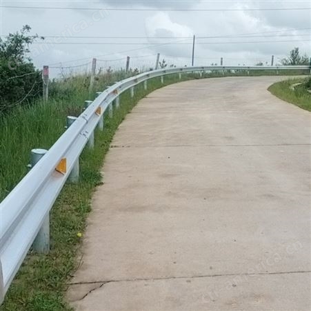 青海世腾双波形护栏 高速公路乡村公路波形护栏板厂 波形梁护栏 波形钢护栏